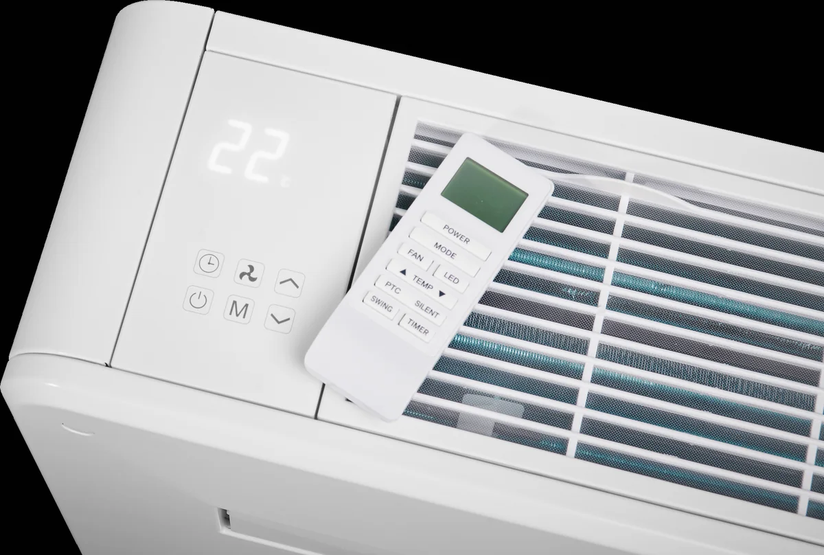 Bedienfeld oben auf dem Gerät mit Temperaturanzeige 22 Grad, daneben die Fernbedienung auf dem Luftgitter.
