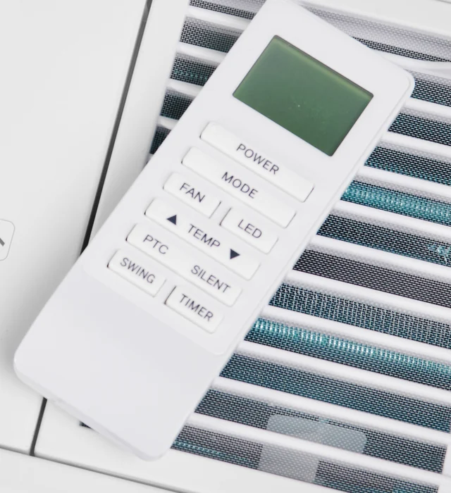 Fernbedienung der Qlima WDH 3023PTC mit den Tasten Power, Mode, Fan, LED, Temp, PTC, Silent, Swing und Timer. Die Taste PTC ist markiert.
